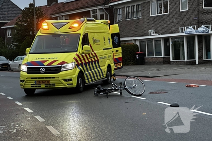 Automobilist rijdt door na botsing met fietser