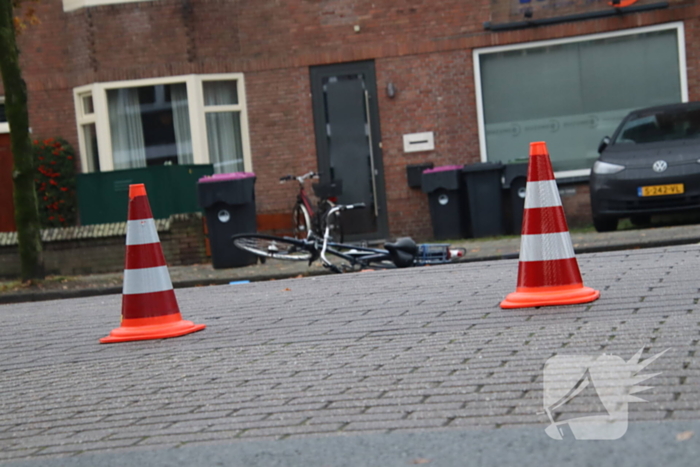 Automobilist rijdt door na botsing met fietser