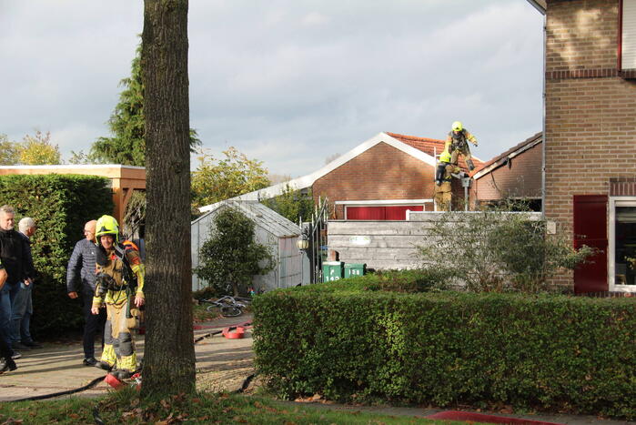 Brand in auto slaat over naar garage
