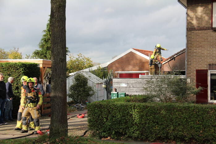 Brand in auto slaat over naar garage