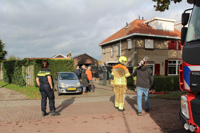 Brand in auto slaat over naar garage