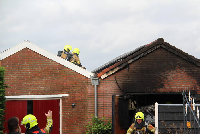 Brand in auto slaat over naar garage