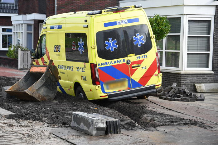 Ambulance met spoed rit rijdt zicht vast