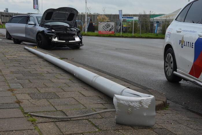 Personenauto klapt op lantaarnpaal