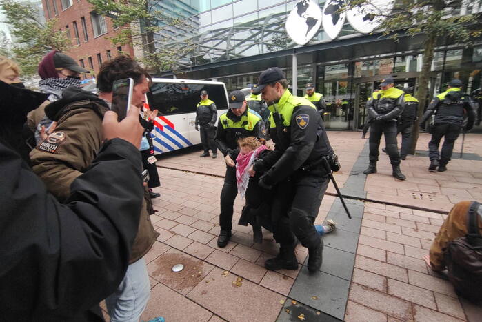 Bezetting in het Haags WTC tijdens landelijk woonprotest