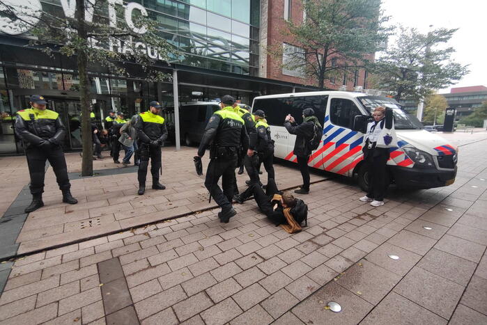 Bezetting in het Haags WTC tijdens landelijk woonprotest