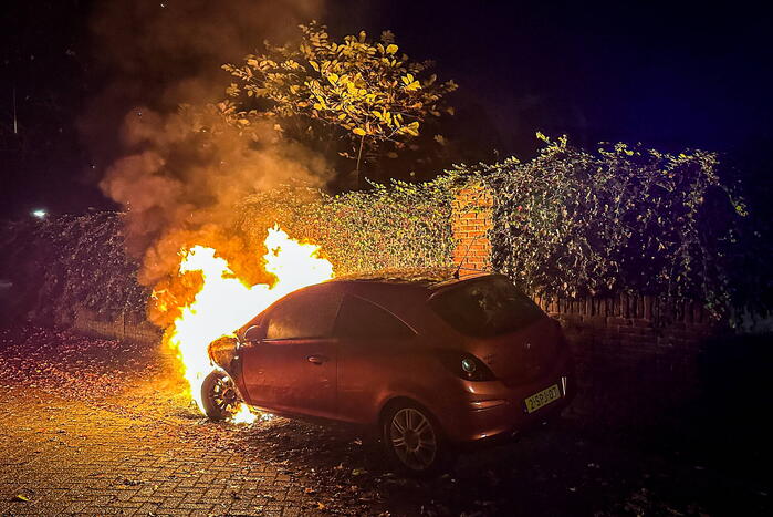Geparkeerde personenauto uitgebrand