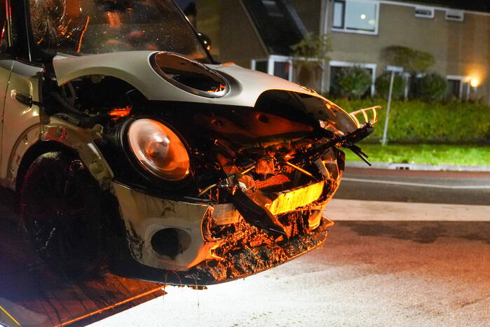 Auto in de bocht te water