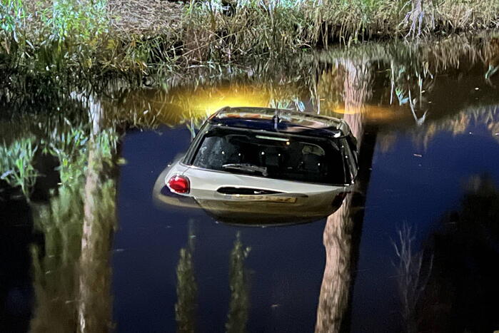 Auto in de bocht te water