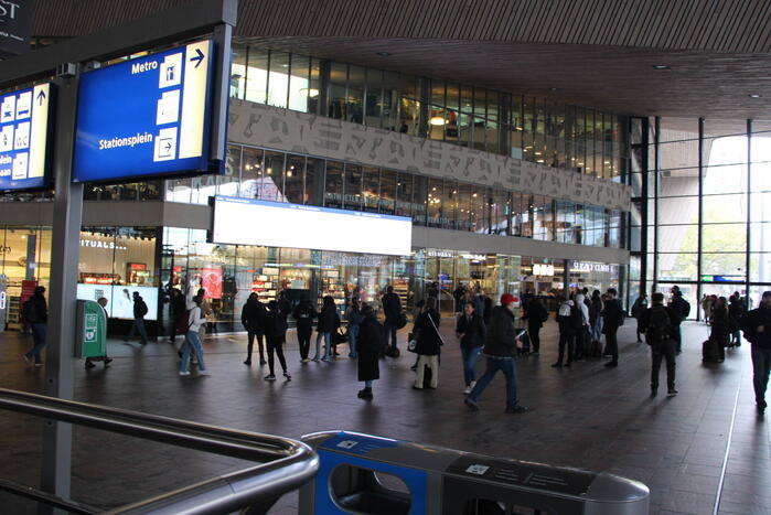 Gestrande reizigers en geen treinen door geknapte bovenleiding