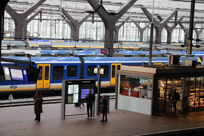 Gestrande reizigers en geen treinen door geknapte bovenleiding