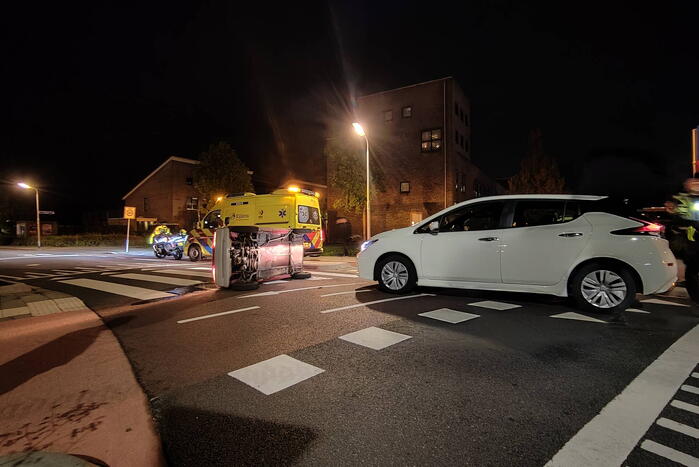 Brommobiel belandt op zijkant bij aanrijding