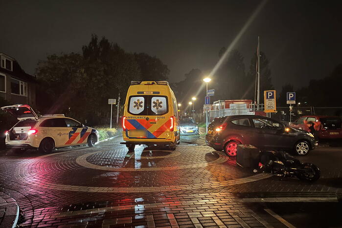 Scooterrijder en automobilist in botsing