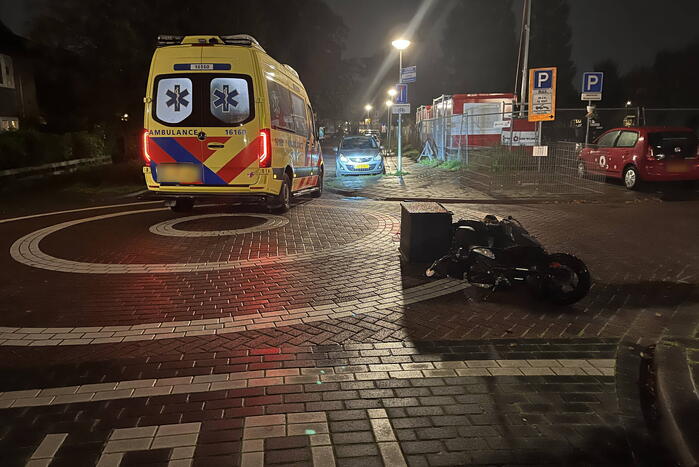 Scooterrijder en automobilist in botsing