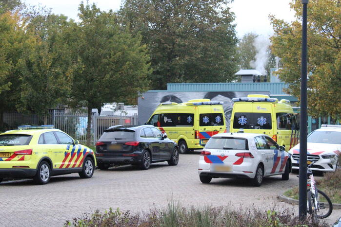 Traumahelikopter landt voor noodsituatie in zwembad