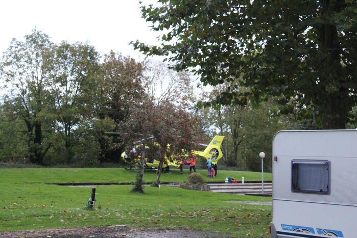 Traumahelikopter landt voor noodsituatie in zwembad
