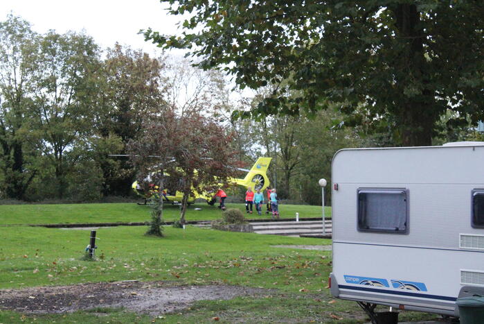 Traumahelikopter landt voor noodsituatie in zwembad