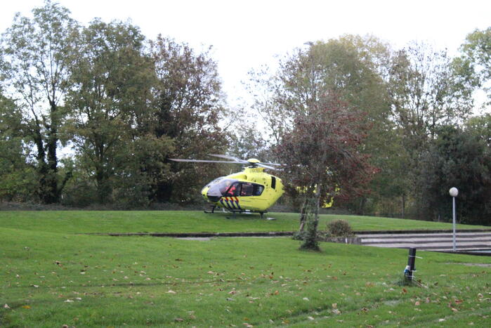 Traumahelikopter landt voor noodsituatie in zwembad