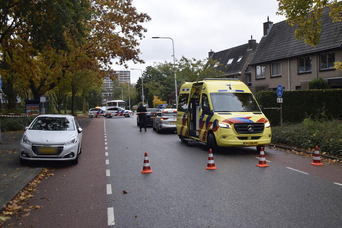 Overstekende scooter geschept door auto