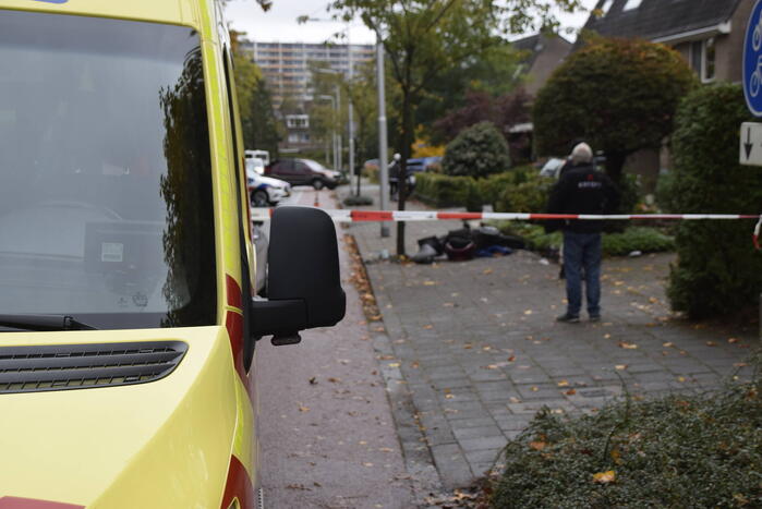 Overstekende scooter geschept door auto