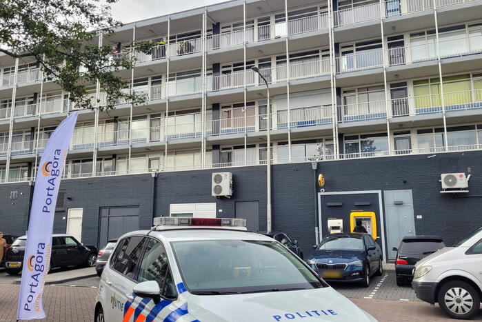 Politie houdt gesignaleerde aan in flat