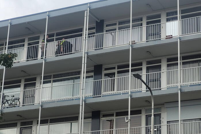 Politie houdt gesignaleerde aan in flat