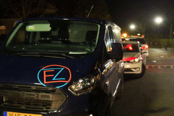 Fietser en bestelbus in botsing