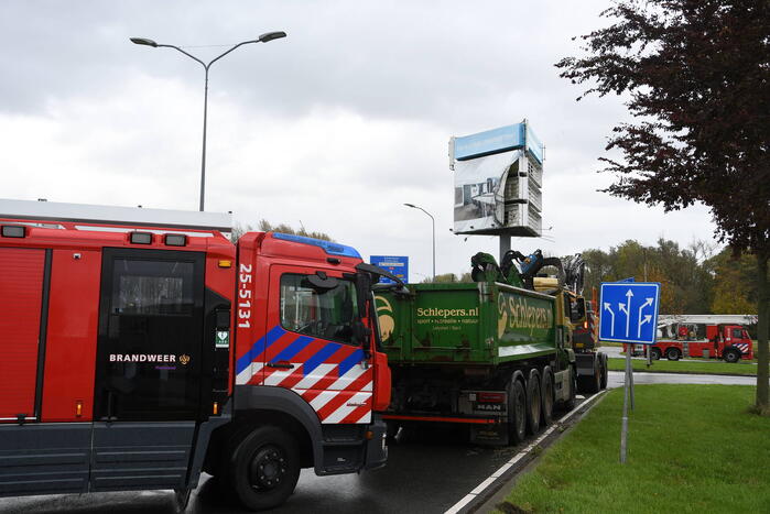Zeil van reclamemast dreigt over snelweg te waaien