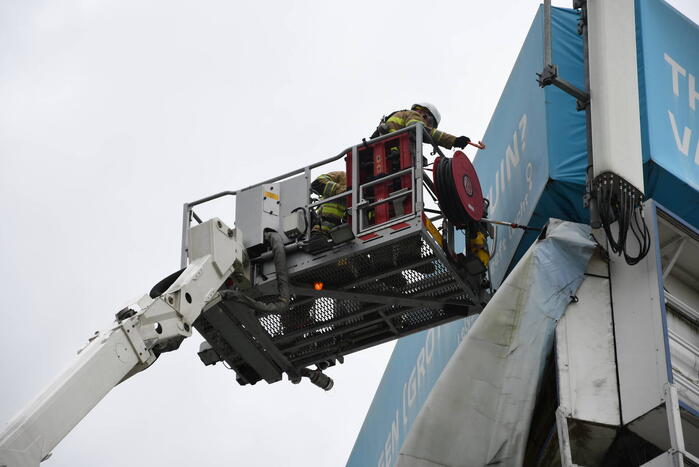 Zeil van reclamemast dreigt over snelweg te waaien