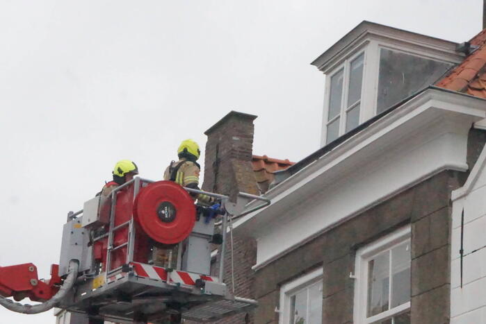 Brandweer stelt loshangende dakgoot veilig