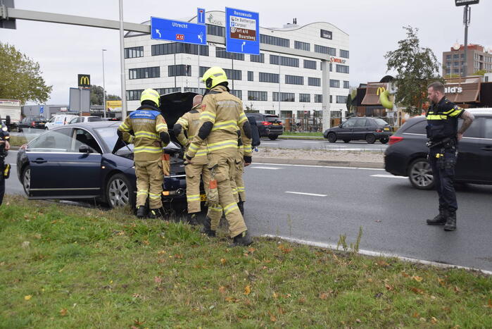 Personenauto vat vlam tijdens rijden