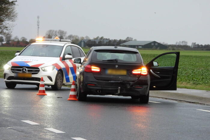 Twee voertuigen botsen op kruising