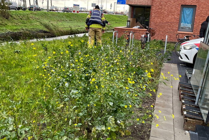 Hulpdiensten ingezet voor een Kinderfiets in het water