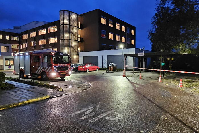 Boom dreigt op carport van huisartsenpost te vallen