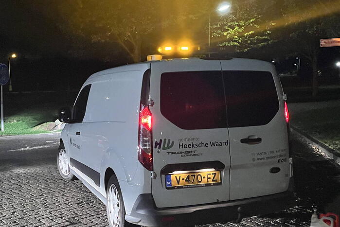 Deel van boom komt op straat terecht door harde wind