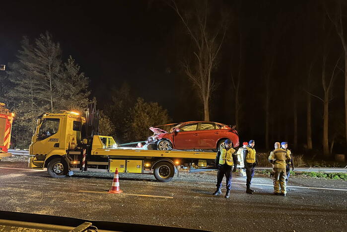 Boom plet auto op snelweg, inzittende naar ziekenhuis