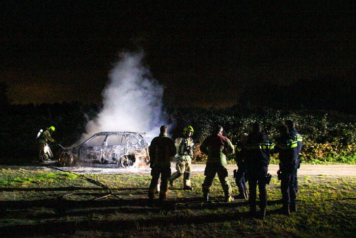 Personenauto volledig uitgebrand
