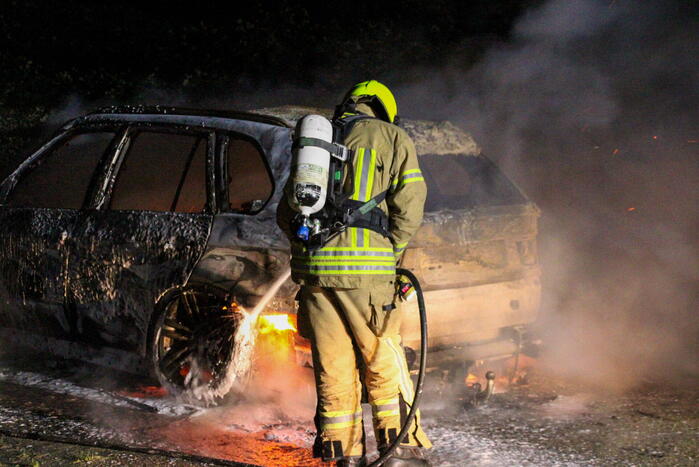 Personenauto volledig uitgebrand