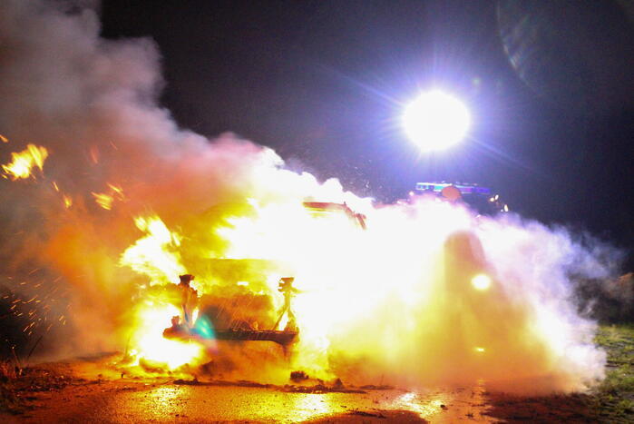 Personenauto volledig uitgebrand