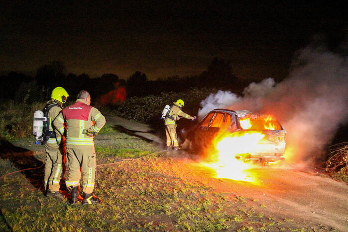 Personenauto volledig uitgebrand