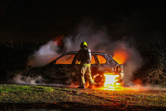 Personenauto volledig uitgebrand