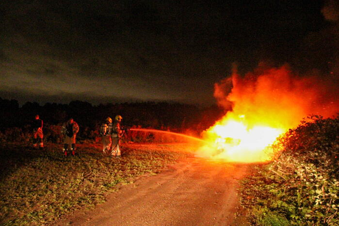 Personenauto volledig uitgebrand