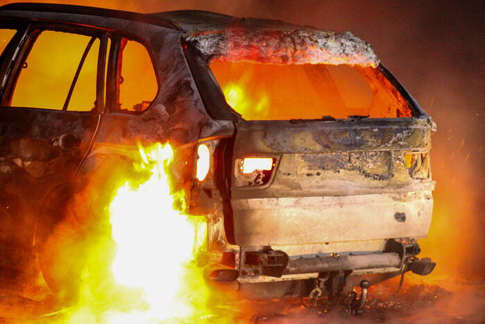 Personenauto volledig uitgebrand