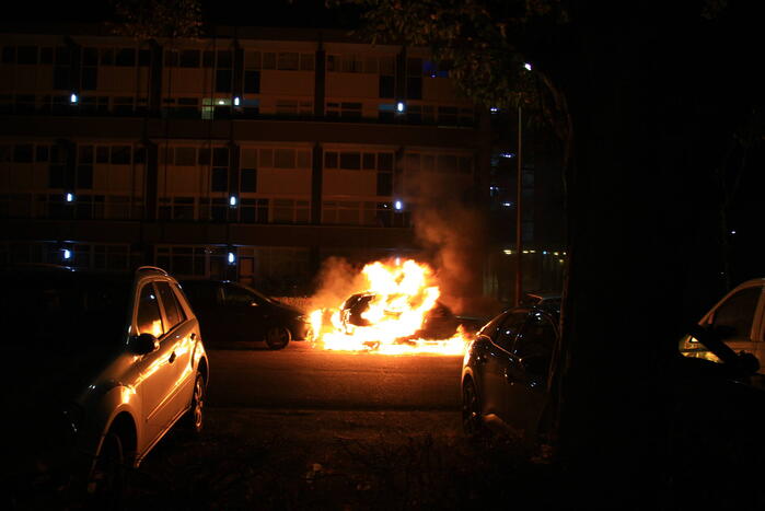 Twee geparkeerde auto's uitgebrand, politie start onderzoek naar brandstichting