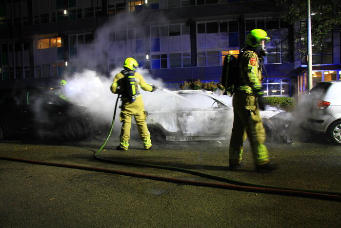Twee geparkeerde auto's uitgebrand, politie start onderzoek naar brandstichting