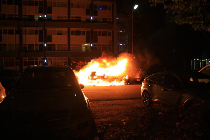 Twee geparkeerde auto's uitgebrand, politie start onderzoek naar brandstichting