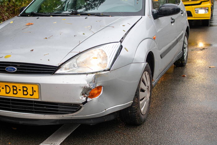 Auto beschadigd bij botsing tegen lantaarnpaal