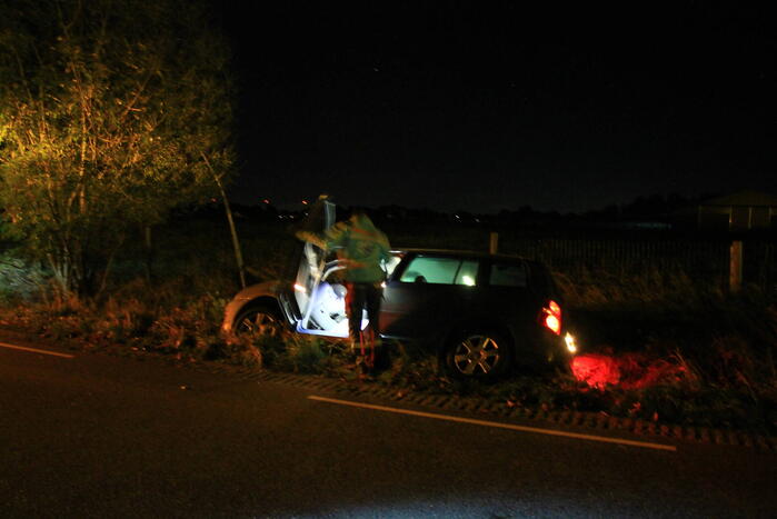 Persoon aangehouden nadat auto in greppel belandt