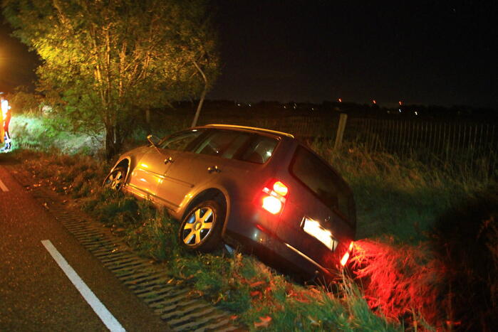 Persoon aangehouden nadat auto in greppel belandt