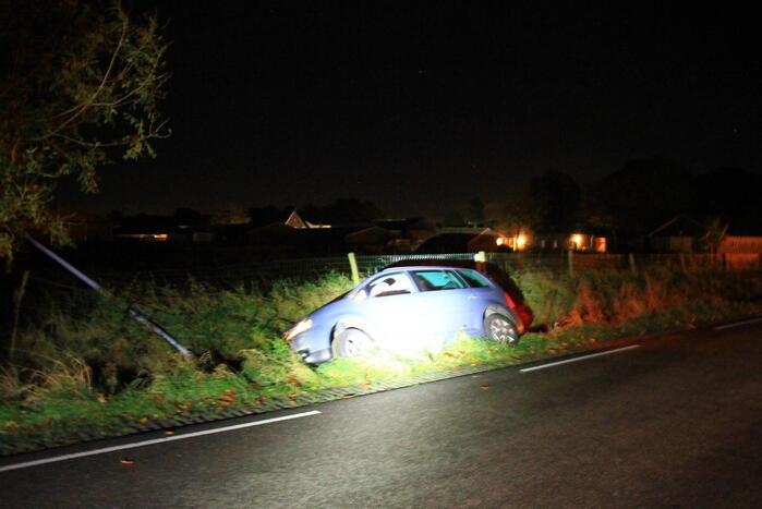 Persoon aangehouden nadat auto in greppel belandt